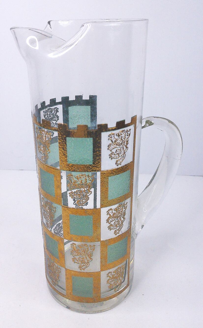 Vintage West Virginia Glass Henry VIII Lion Water Cocktail Pitcher Decanter 11"